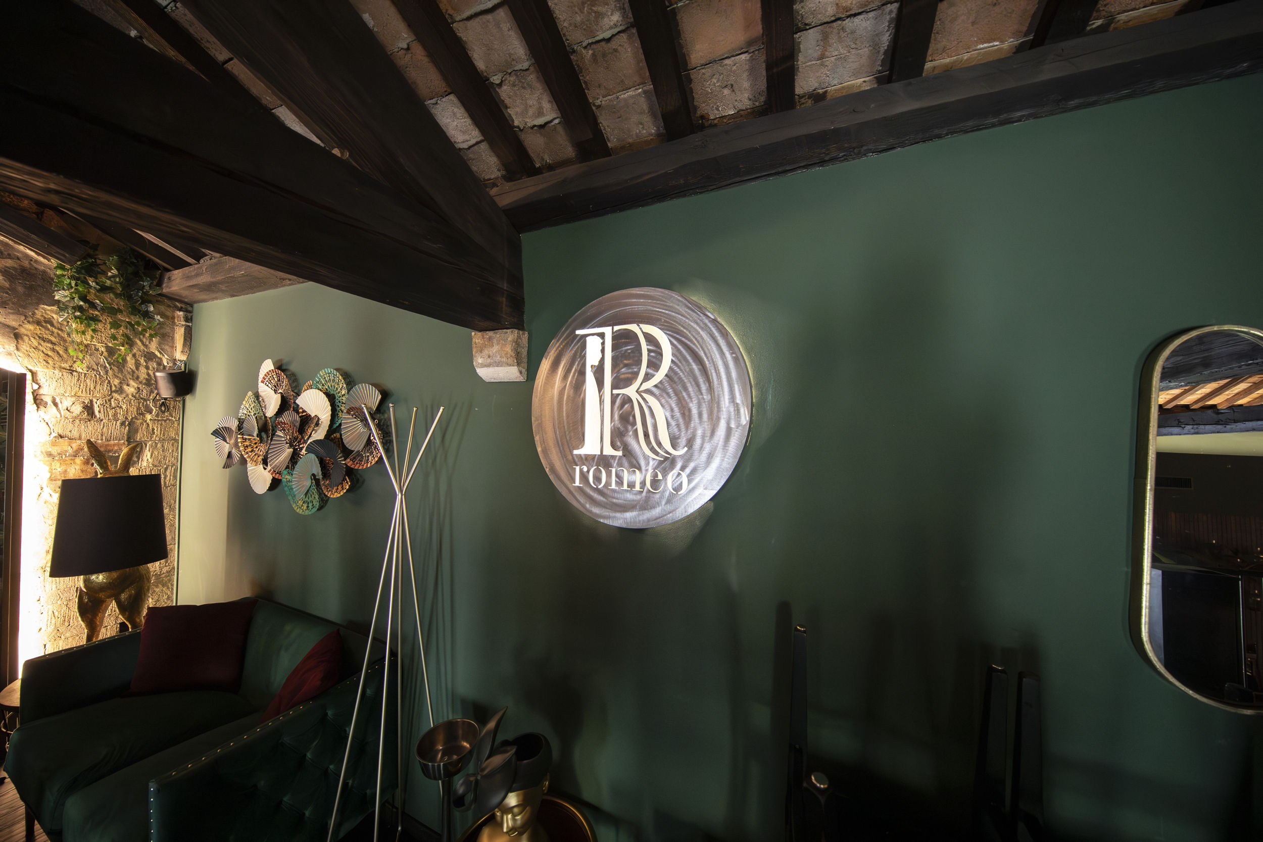 Logo Romeo Bistrot in metallo