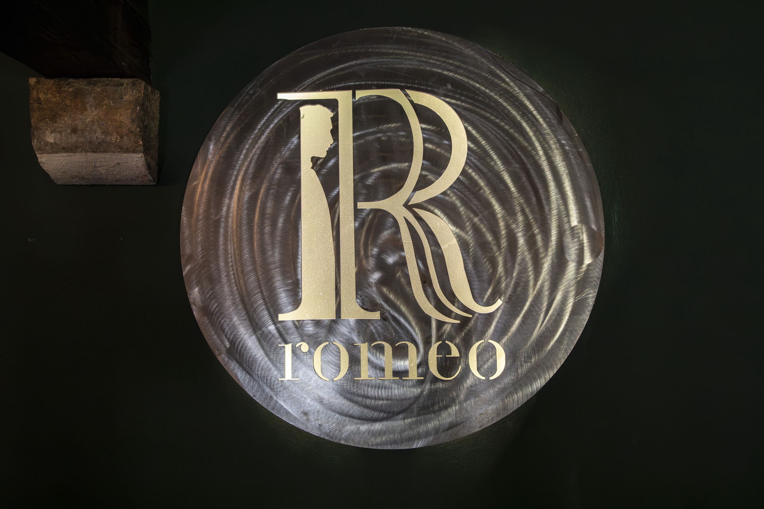 Logo Romeo Bistrot in metallo